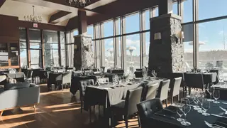 Una foto del restaurante Cliffside at Muskoka Bay Resort