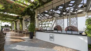 Une photo du restaurant Brick Rooftop Kitchen & Bar - Aloft Abu Dhabi