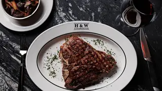 Una foto del restaurante H & W Steakhouse