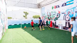 ÁREA DE NIÑOS Y CANCHA DE FUTBOL foto