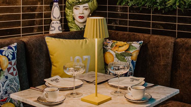63574640 Cafe Bellucci