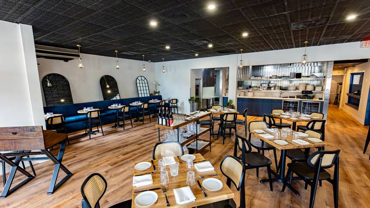 63578305 Deux Bistro