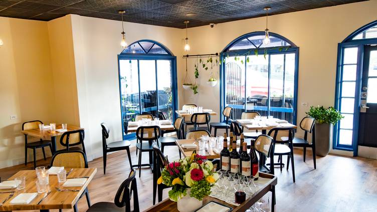 63578306 Deux Bistro