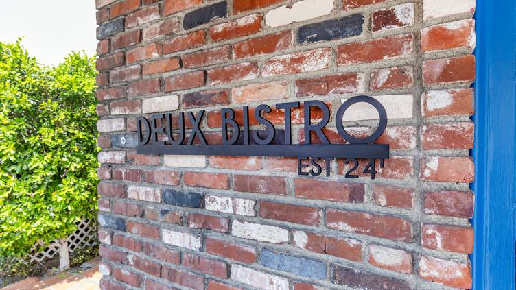 63974061 Deux Bistro