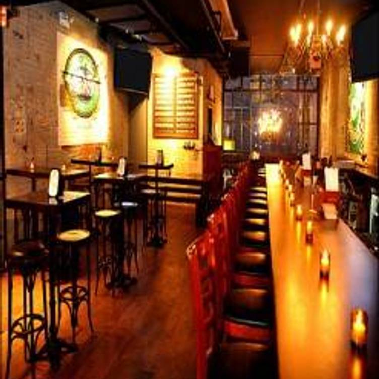 Amity Hall Restaurant New York Ny Opentable
