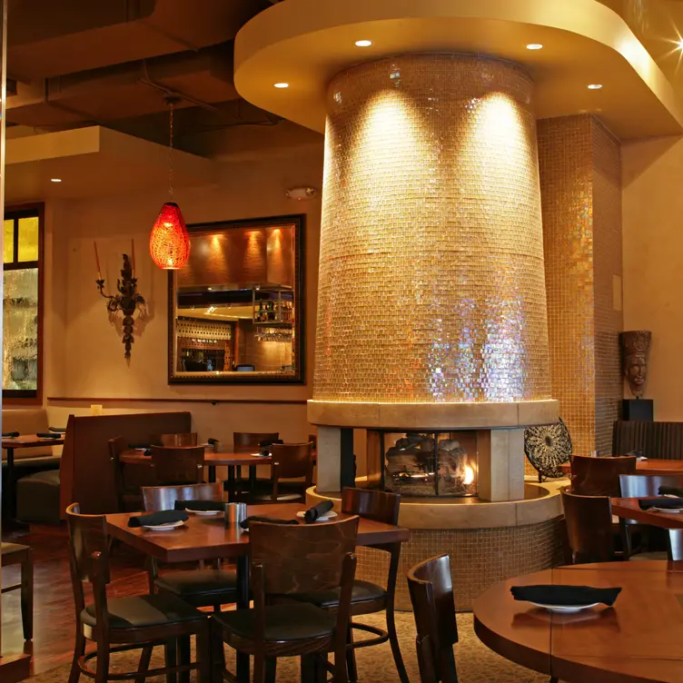 CRAVE American Kitchen & Sushi Bar (The Galleria - Edina), 3520 W