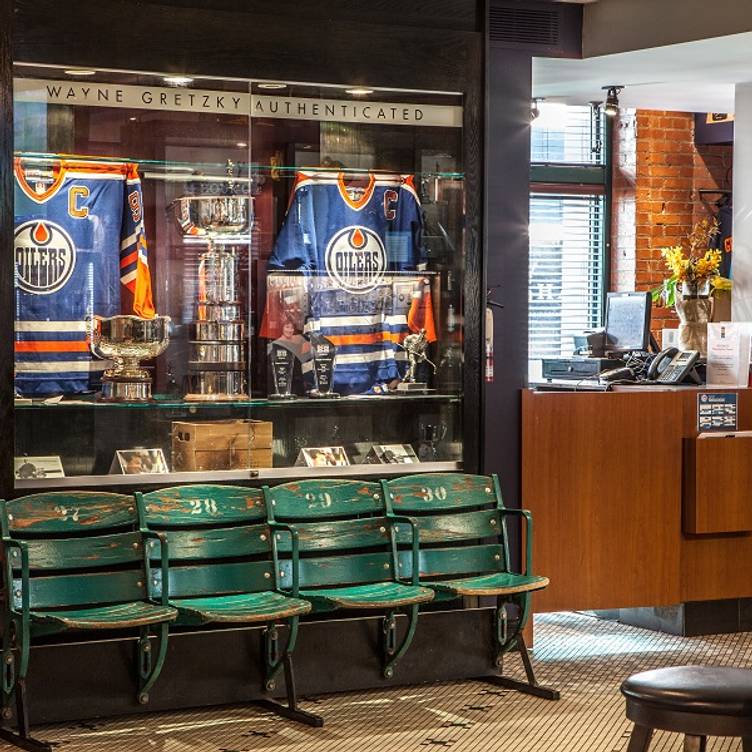 Wayne Gretzky's Toronto - No problems, just a 99 burger 🍔⁣ ⁣ You