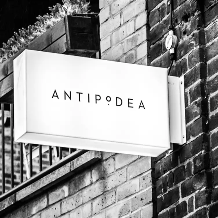 Antipodea Putney, London, 