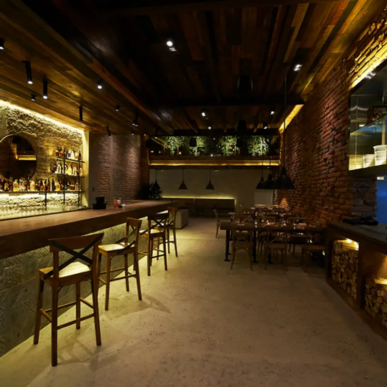 Salón principal del restaurante, ambiente cálido - Zerdo, Quito, Pichincha