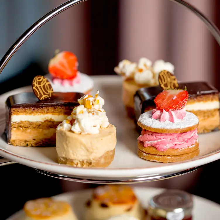 Afternoon Tea At The Hampshire Lounge - Afternoon Tea at The Radisson Blu Edwardian Kenilworth，London