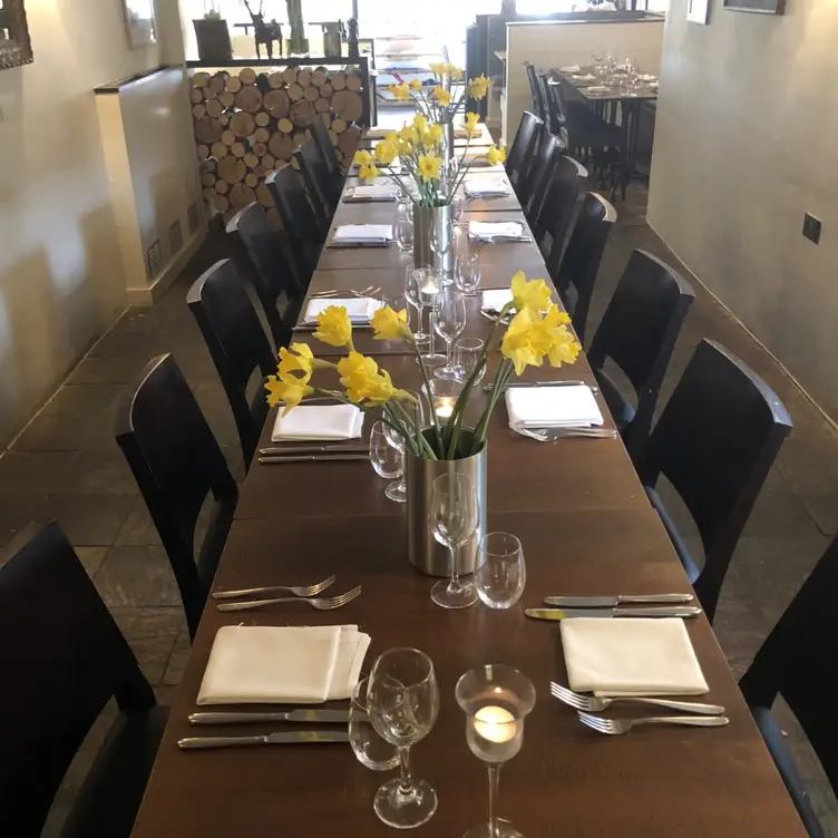 Table With Daffs - The Suffolk Kitchen, Cheltenham, Gloucestershire