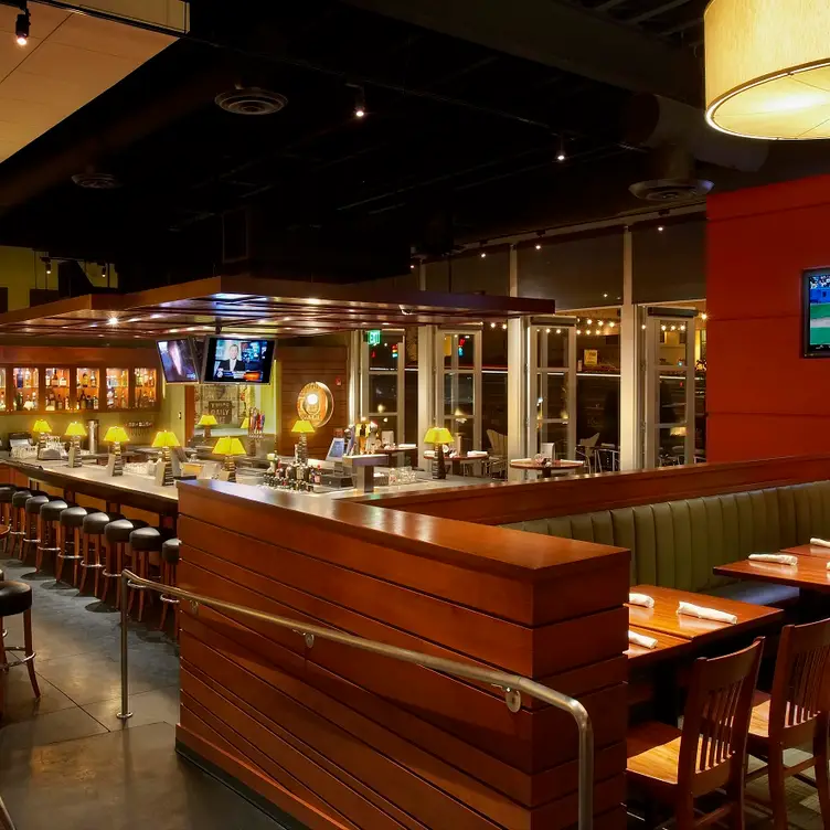 Houlihan's - Houlihan's - Olathe, Olathe, KS