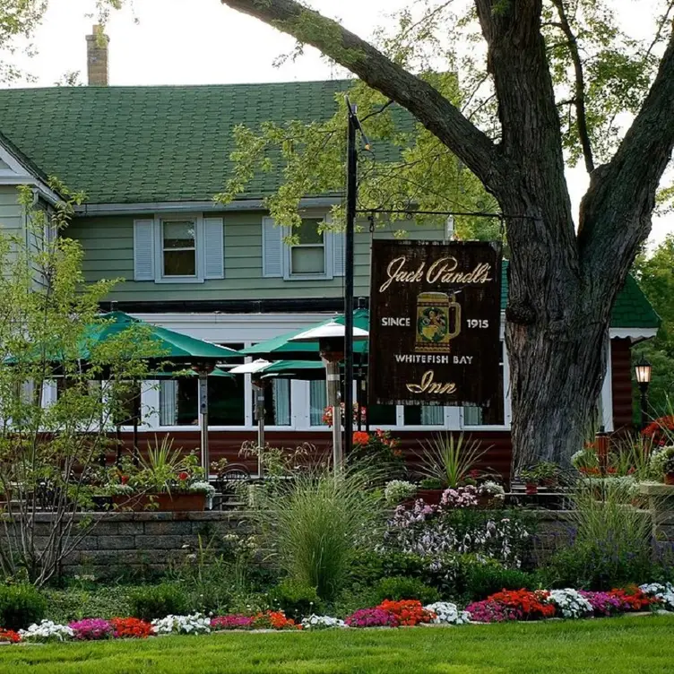 Jack Pandl's Whitefish Bay Inn，WIMilwaukee