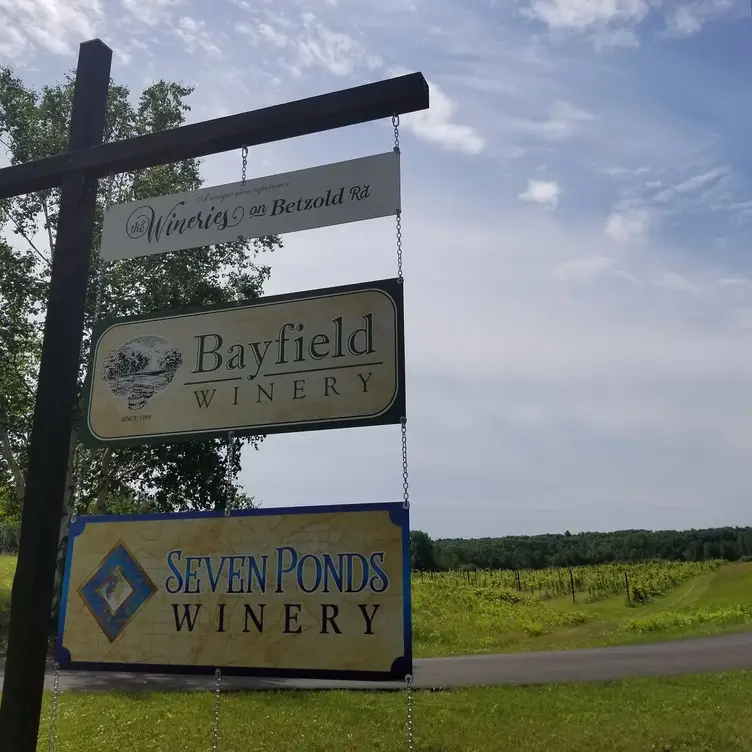 The Wineries on Betzold Rd，WIBayfield