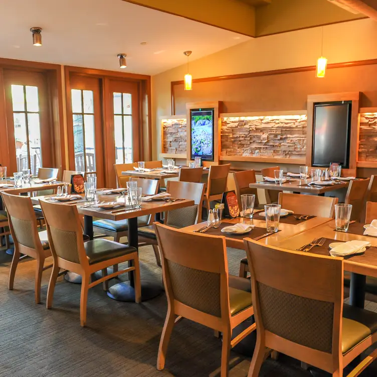 Lock 72 Kitchen & Bar Updated 2024, Contemporary American Restaurant