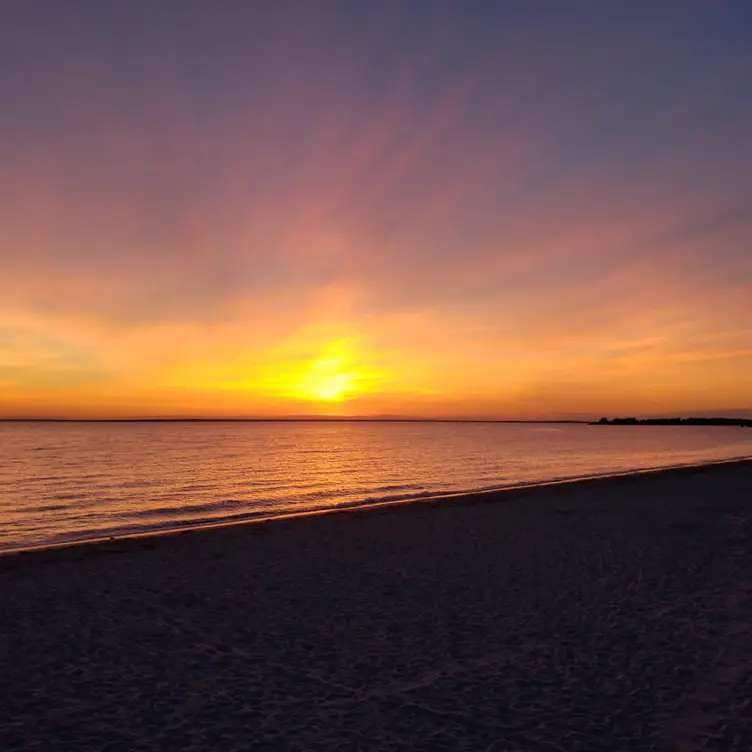 Red's Restaurant and Lounge at the Sea Crest Beach Hotel - North ...