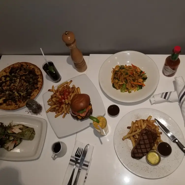 DV Bar I Bistro  - Toronto Don Valley Hotel & Suites, North York, ON