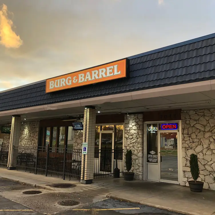 Burg & Barrel - Overland Park, Overland Park, KS