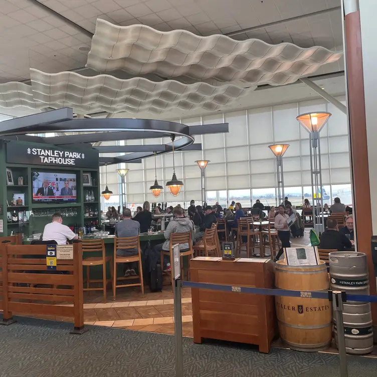 Stanley Park Tap House - Vancouver International Airport, Domestic Gate B12, Richmond, BC