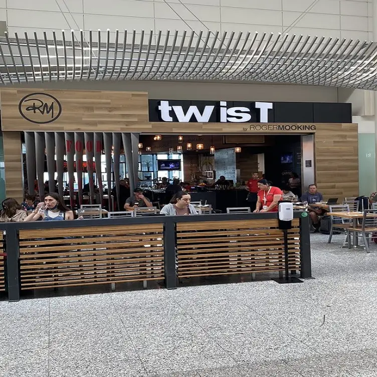 Twist by Roger Mooking - YYZ Terminal 1 Domestic gate D36, Mississauga, ON