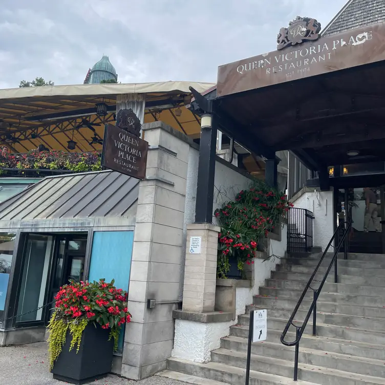 Queen Victoria Place Restaurant, Niagara Falls, ON