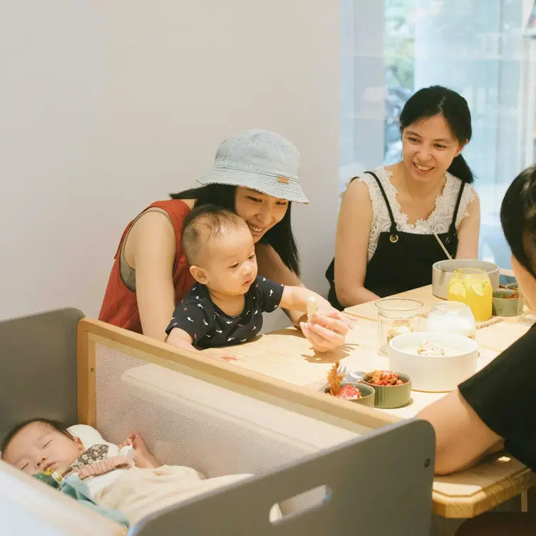 | NICE to MEET U New Born & Café 新生兒友善咖啡聽, Taipei City, TPE