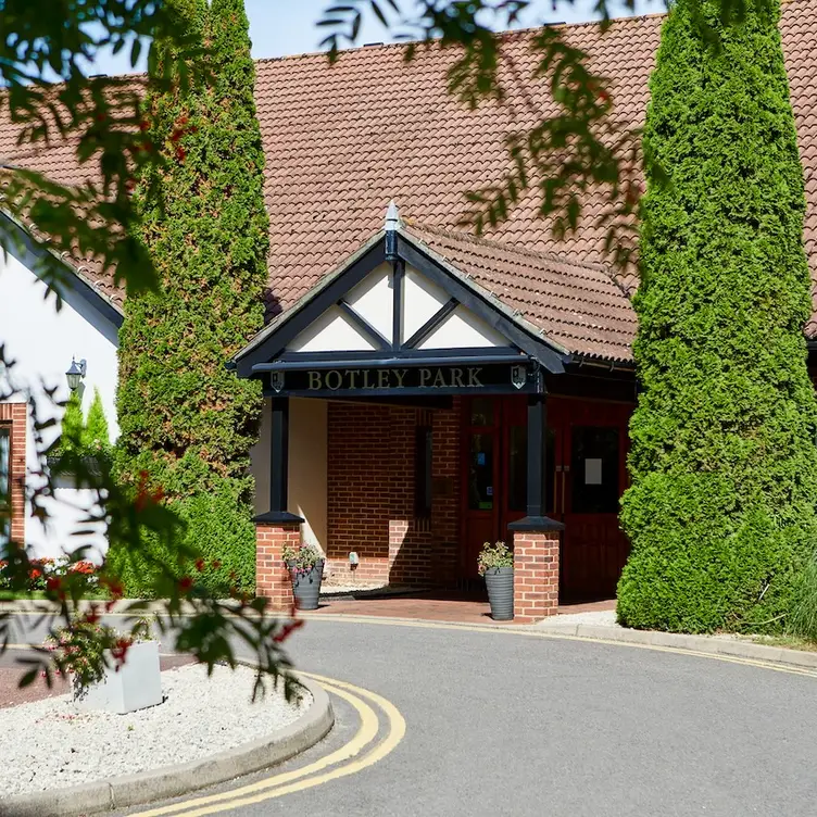 Mdh Bp Exteriors Hotelfron - Winchester Restaurant at Macdonald Botley Park Hotel & Spa, Southampton, Hampshire