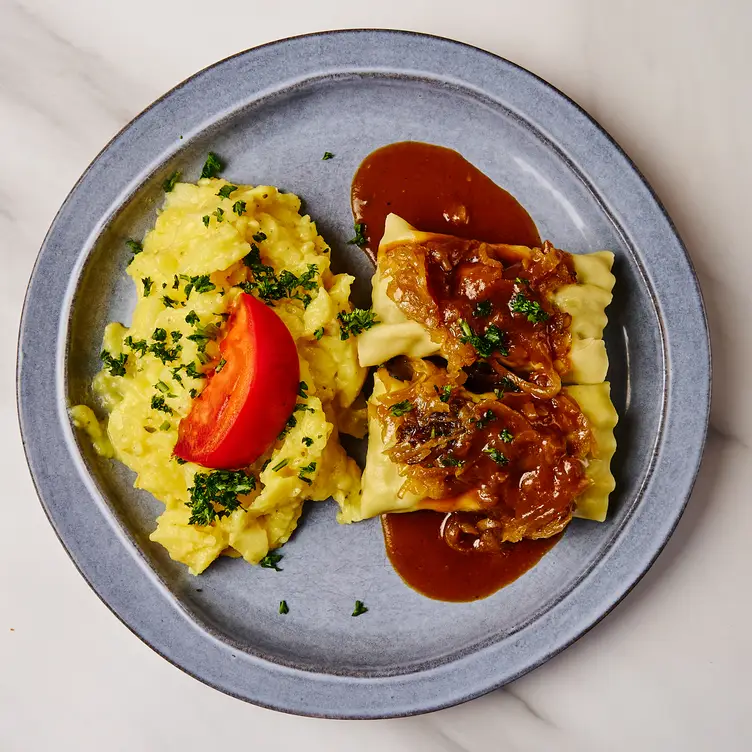 Maultaschen mit Zwiebelsoße und Kartoffelsalat - Biergarten Teutonia / Söflinger Wirtshaus, Ulm, BW