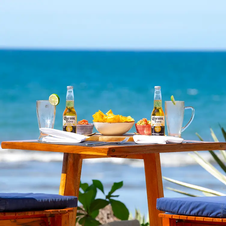 Hemingway's, Guanacaste, Outside US
