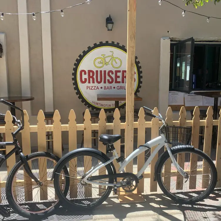 Cruisers Pizza Bar Grill - Huntington Beach, Huntington Beach, CA