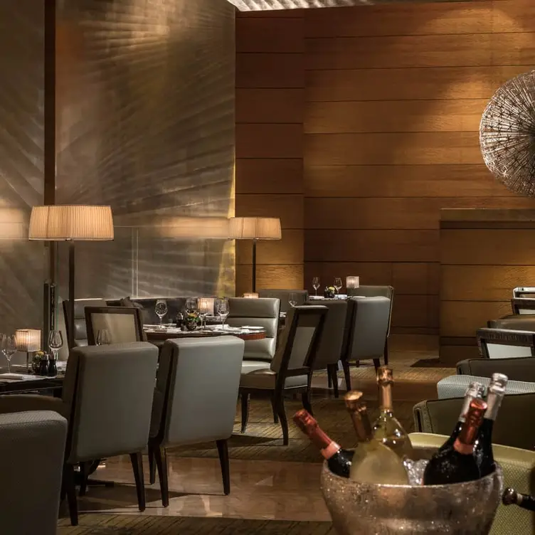 Four Seasons Hong Kong - The Lounge, Central, Hong Kong Island