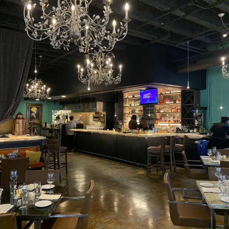 Elle Restaurant & Lounge，OHSolon