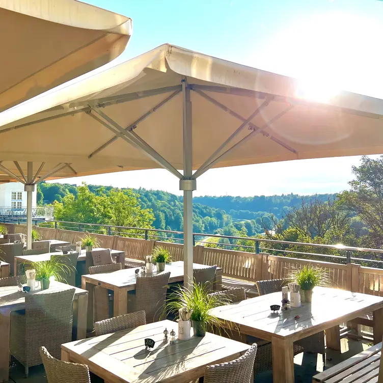 Ein Ausschnitt unserer einzigartigen Terrasse - Restaurant Rabenwirt，BYPullach im Isartal