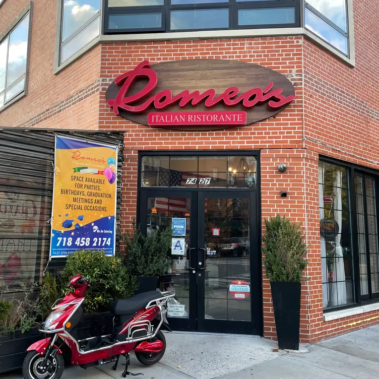 Romeo's Italian Restaurant, Jackson Heights, NY