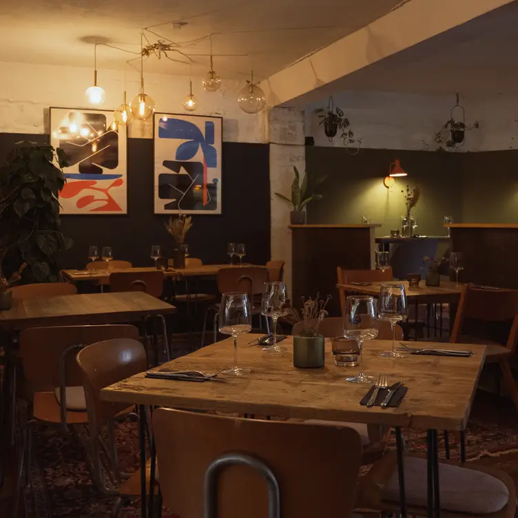 Gastraum Abends im Restaurant - PURA Restaurant & Studio Café, Breitbrunn a. Chiemsee, BY