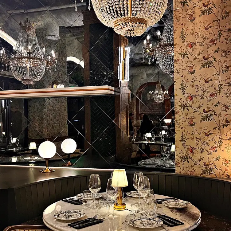 Eclectic vintage with marble and chandeliers - Gloria Gati, Athina, Greece