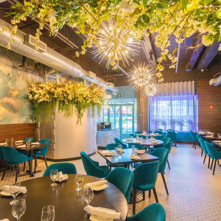 Revel Restaurant and Bar - Garden City，NYGarden City