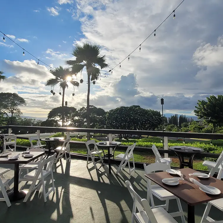 Outside Seating - Mulligans on the Blue，HIKihei