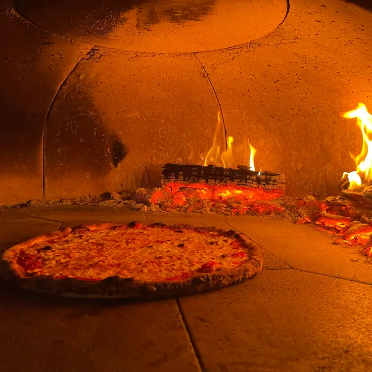 16 ROUND Wood Fired Pizza, Stony Brook, NY
