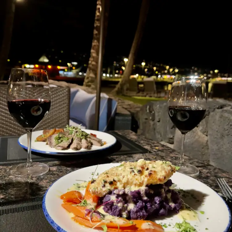 Outdoor Dining at Honu's - Honu's on the Beach Restaurant, Kailua-Kona, HI