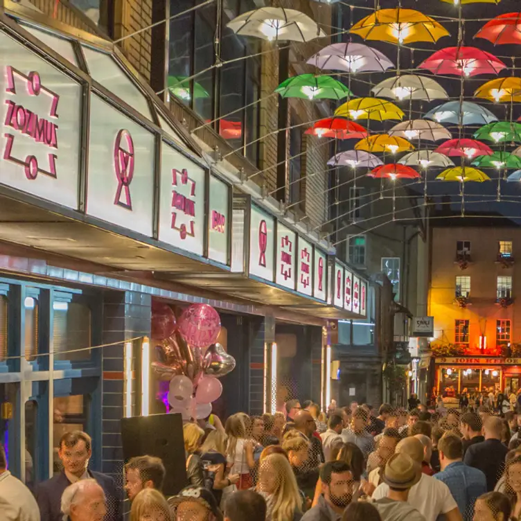 Zozimus Bar: Street Party under the umbrellas.  - Zozimus Bar, Dublin, County Dublin