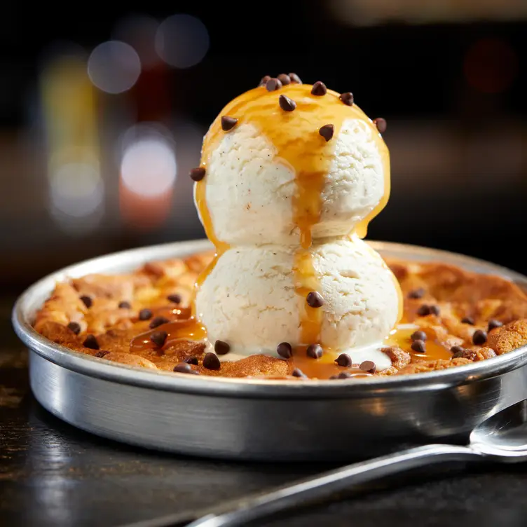 Salted Caramel Pizookie - BJ's Restaurant & Brewhouse - Redmond，WARedmond