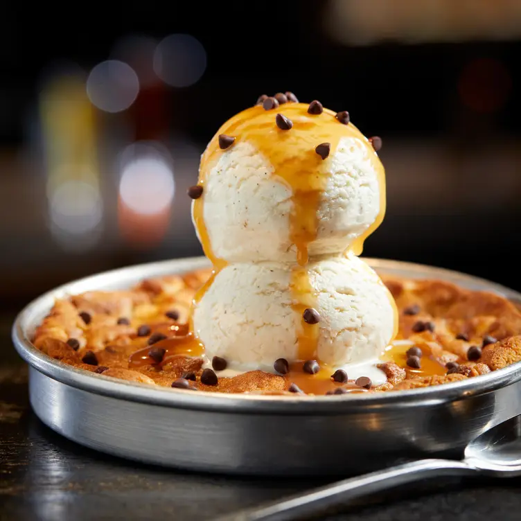 Salted Caramel Pizookie - Bj's Restaurant & Brewhouse - Rookwood OH Cincinnati