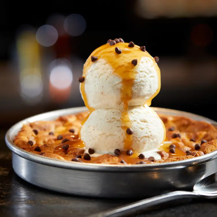 Salted Caramel Pizookie - BJ's Restaurant & Brewhouse - Tallahassee，FL Tallahassee