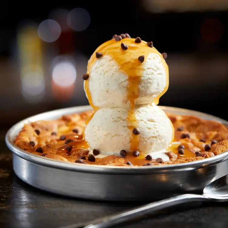Salted Caramel Pizookie - BJ's Restaurant & Brewhouse - Vacaville, Vacaville, CA 