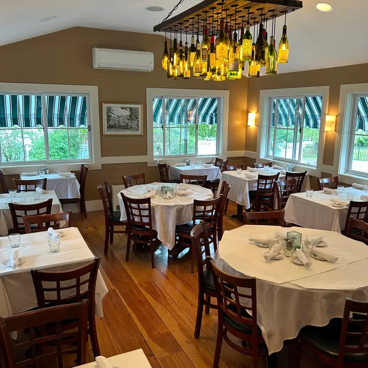 Sunroom - Roberto's Restaurant�，MEOgunquit