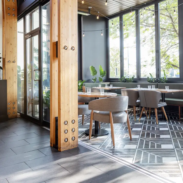 Earls Kitchen + Bar - St. Vital - Winnipeg