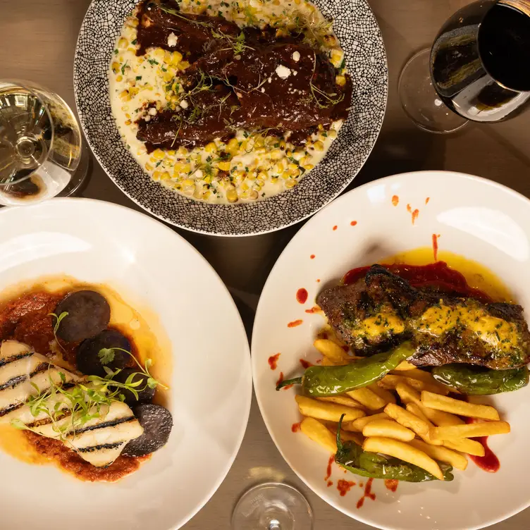 Pollo Con Mole, Grilled Grouper, &amp; Dali En NY - Gala Restaurant, Aventura, FL