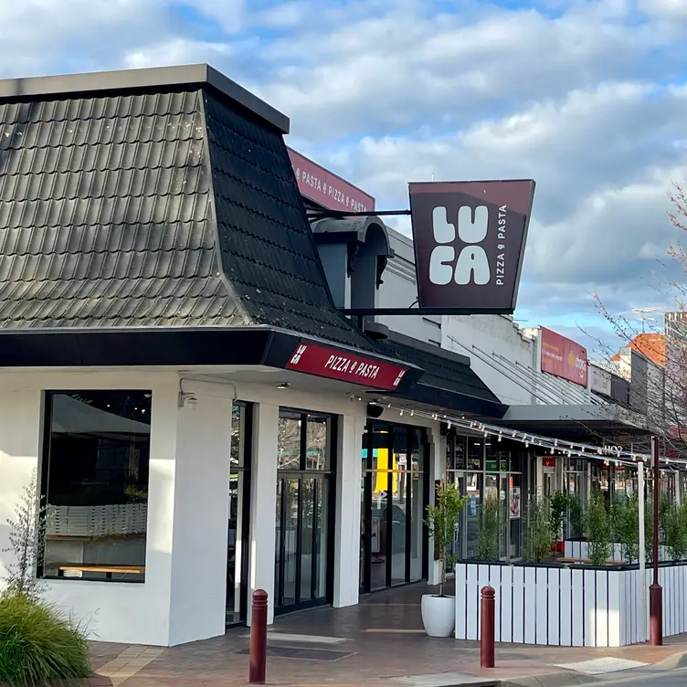 Corner spot pizza shop serving up pizza and pasta! - Luca Pizza AU-VIC Wangaratta