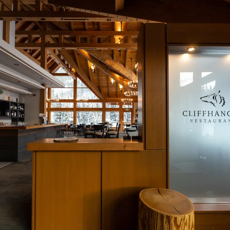 Cliffhanger Restaurant - Greywolf Golf Course，BCPanorama